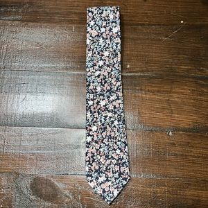 Neck tie with floral design